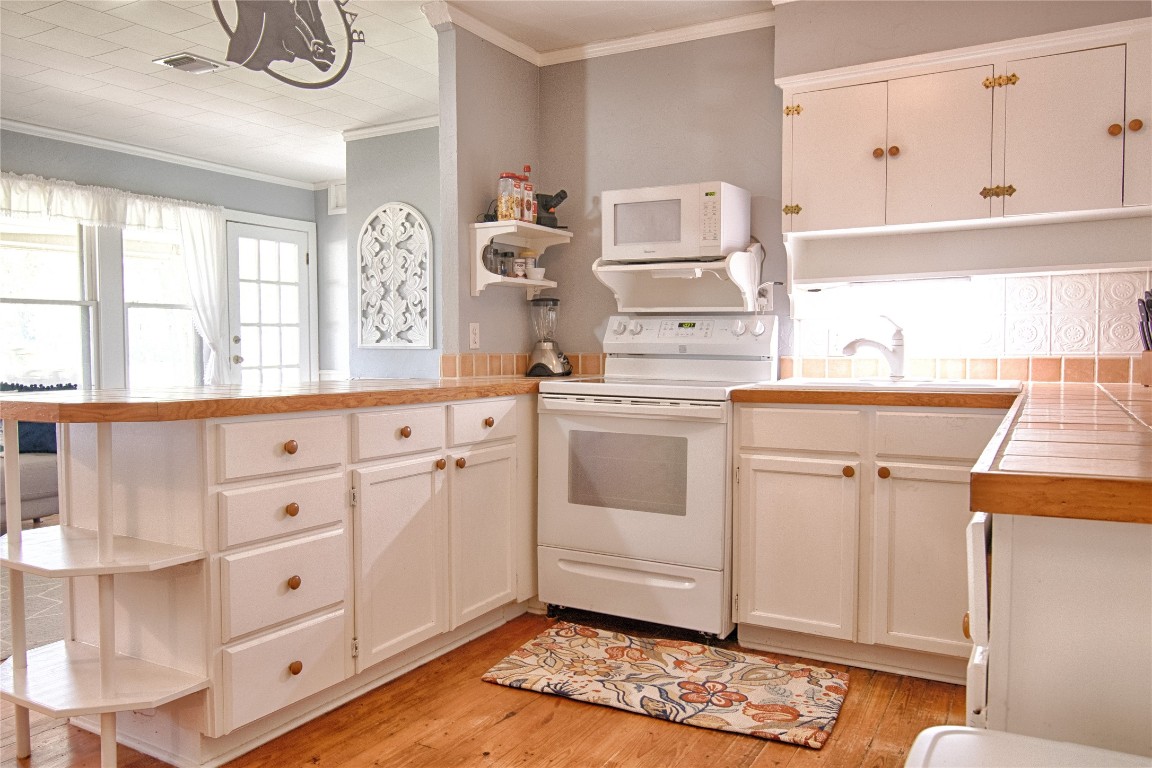 6750 Three Mile Road Flatonia, TX 78941 - Photo 19 of 35 a kitchen with cabinets appliances and a counter space