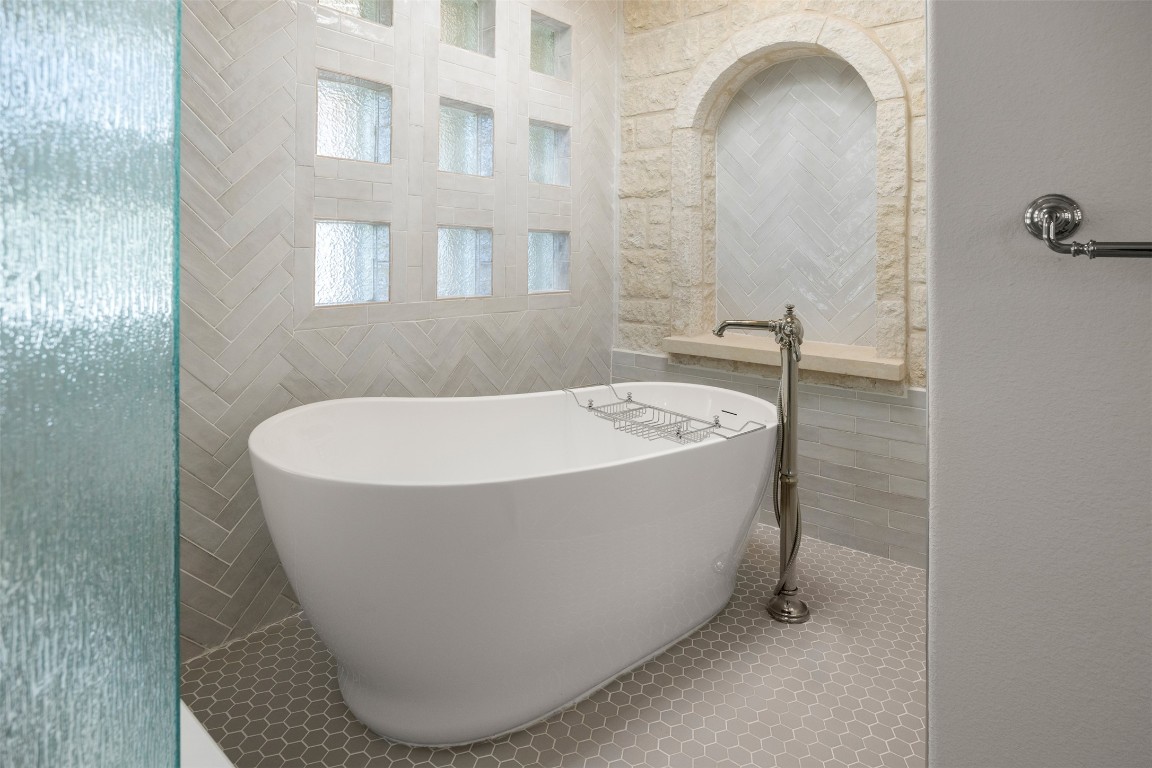 470 Inspiration Trail Wimberley, TX 78676 - Photo 19 of 30 a white bath tub sitting in a bathroom