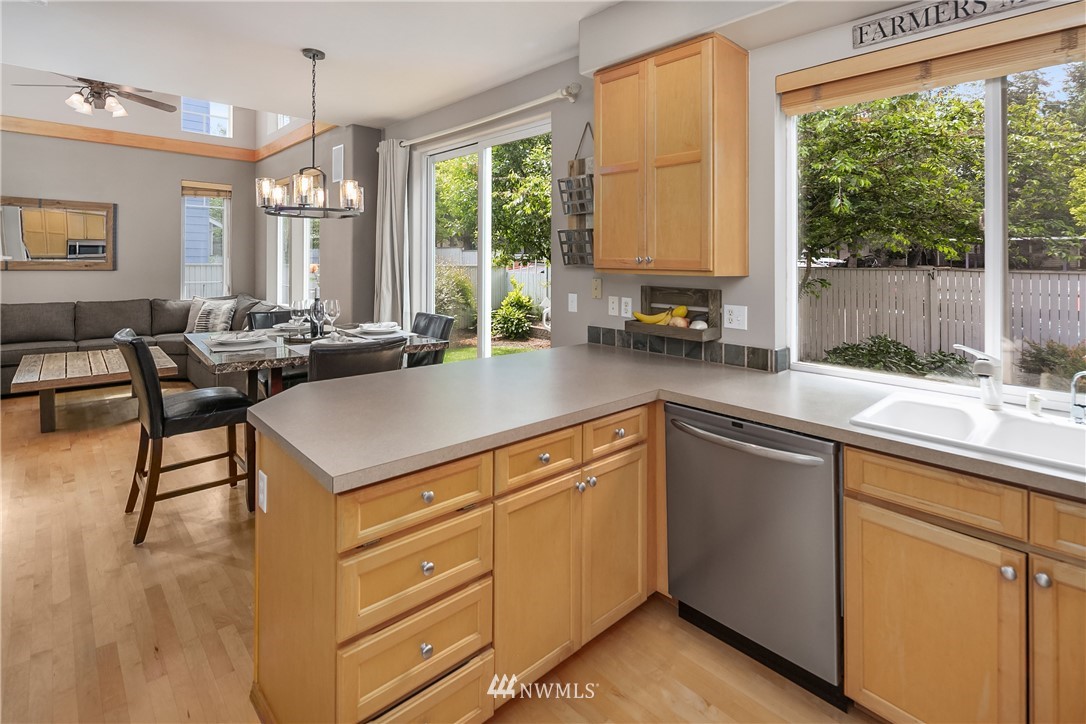 563 Bremerton Place Northeast Renton, WA 98059 - Photo 9 of 22 Gallery Image 9