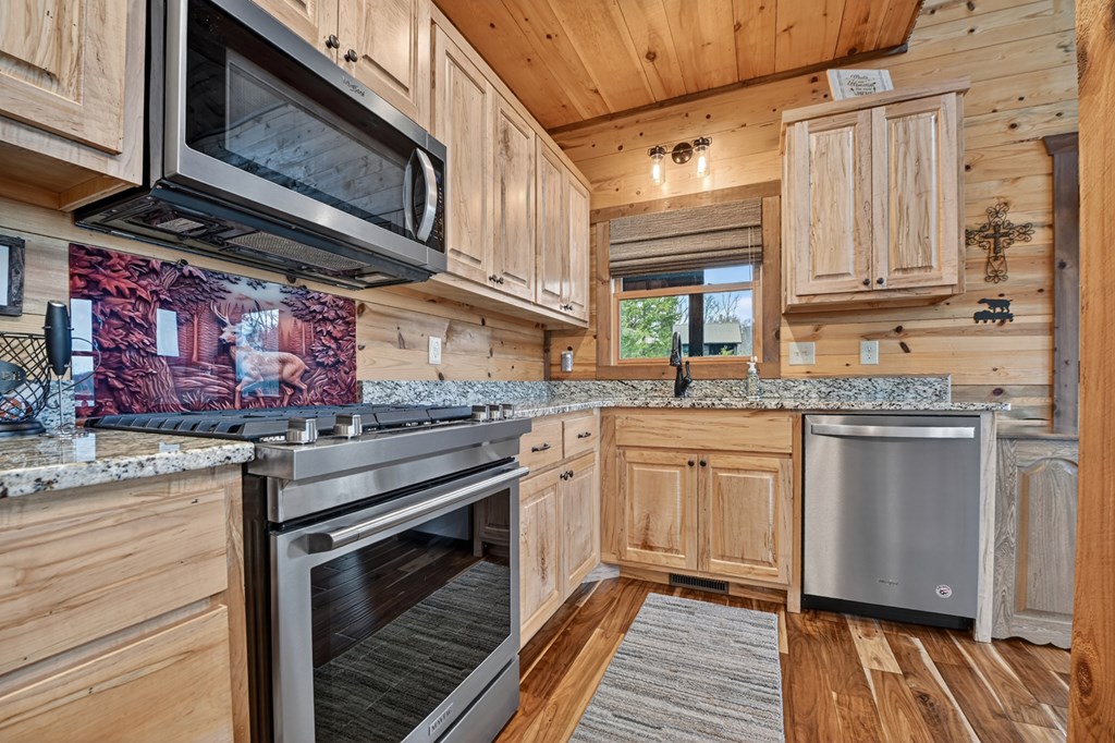 467 Deer Crest Road Blue Ridge, GA 30513 - Photo 5 of 79 a kitchen with stainless steel appliances granite countertop a stove and a microwave