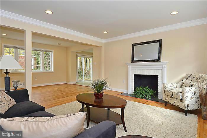 9312 Colesville Road Silver Spring, MD 20901 - Photo 7 of 29 Living Room