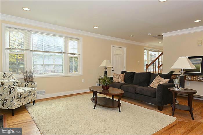 9312 Colesville Road Silver Spring, MD 20901 - Photo 8 of 29 Living Room