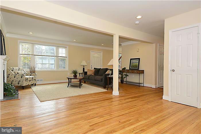 9312 Colesville Road Silver Spring, MD 20901 - Photo 9 of 29 Living Room