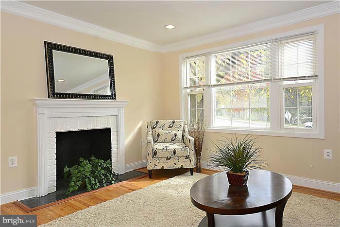 9312 Colesville Road Silver Spring, MD 20901 - Photo 10 of 29 Living Room