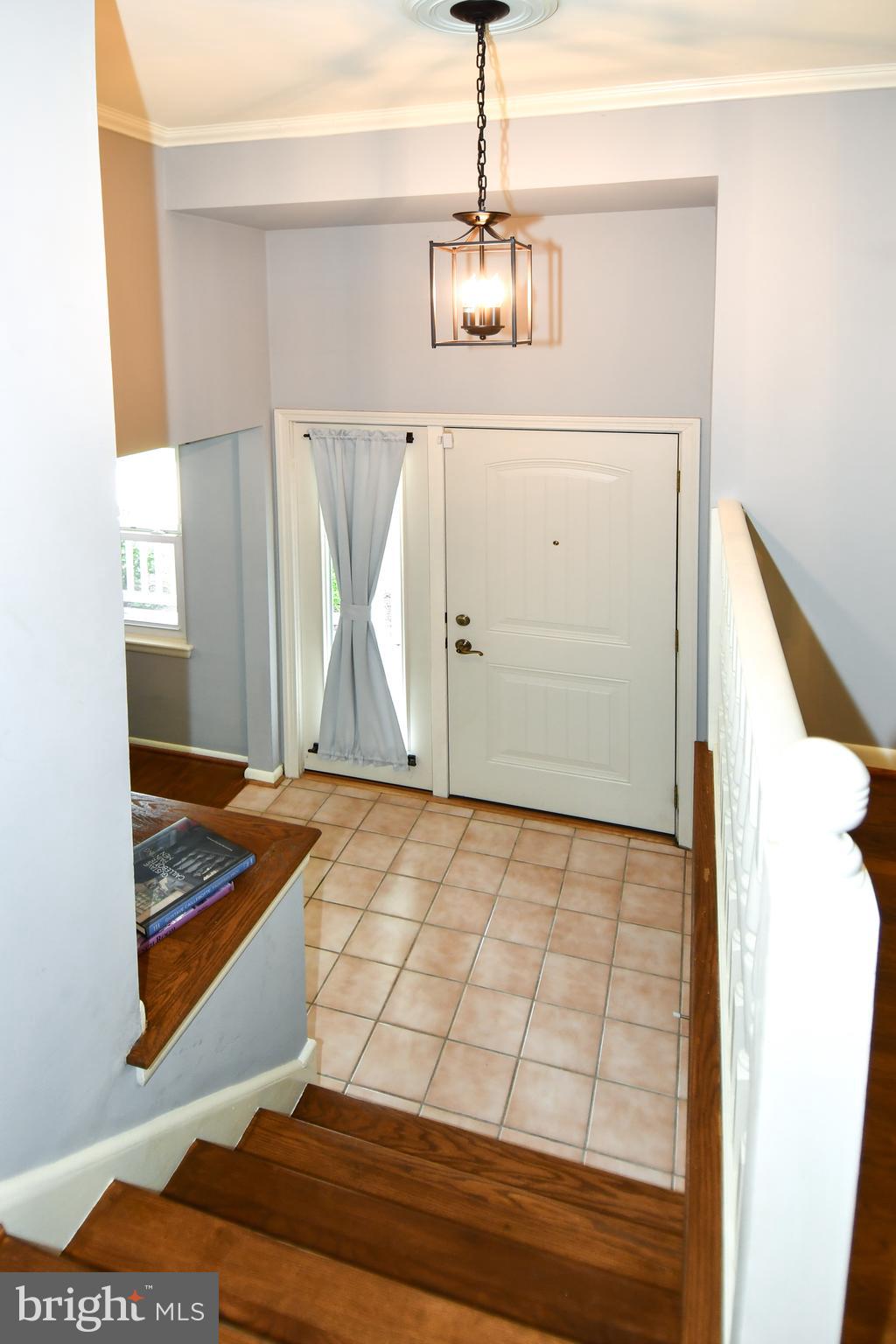 8916 Battery Road Alexandria, VA 22308 - Photo 7 of 53 Looking at entry door. Large sidelight window.