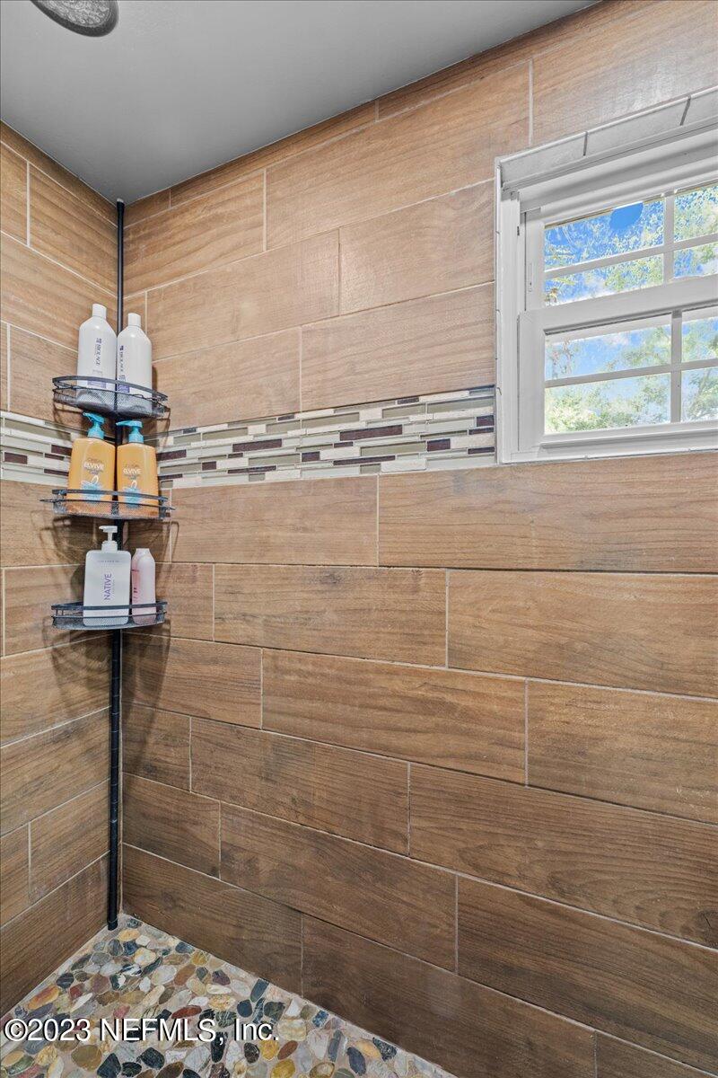 108 Creekside Road Satsuma, FL 32189 - Photo 14 of 40 a bathroom with a shower