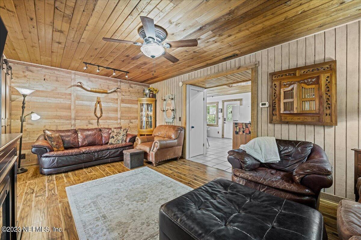 108 Creekside Road Satsuma, FL 32189 - Photo 17 of 40 a living room with furniture and a rug