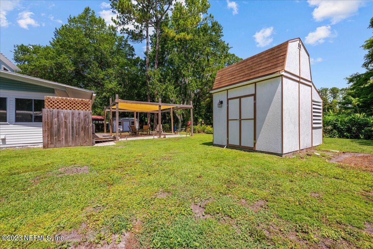 108 Creekside Road Satsuma, FL 32189 - Photo 30 of 40 a view of a house with backyard and sitting area