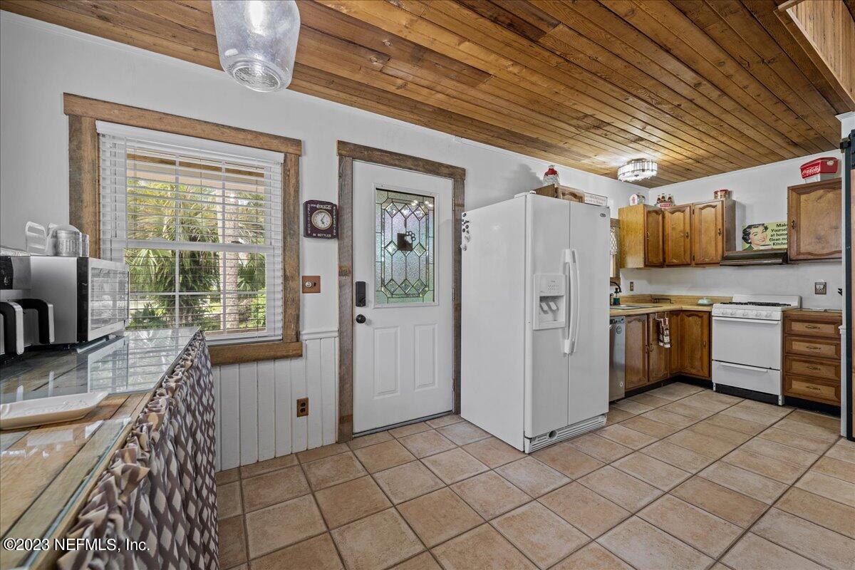108 Creekside Road Satsuma, FL 32189 - Photo 9 of 40 a kitchen with stainless steel appliances a stove sink and refrigerator