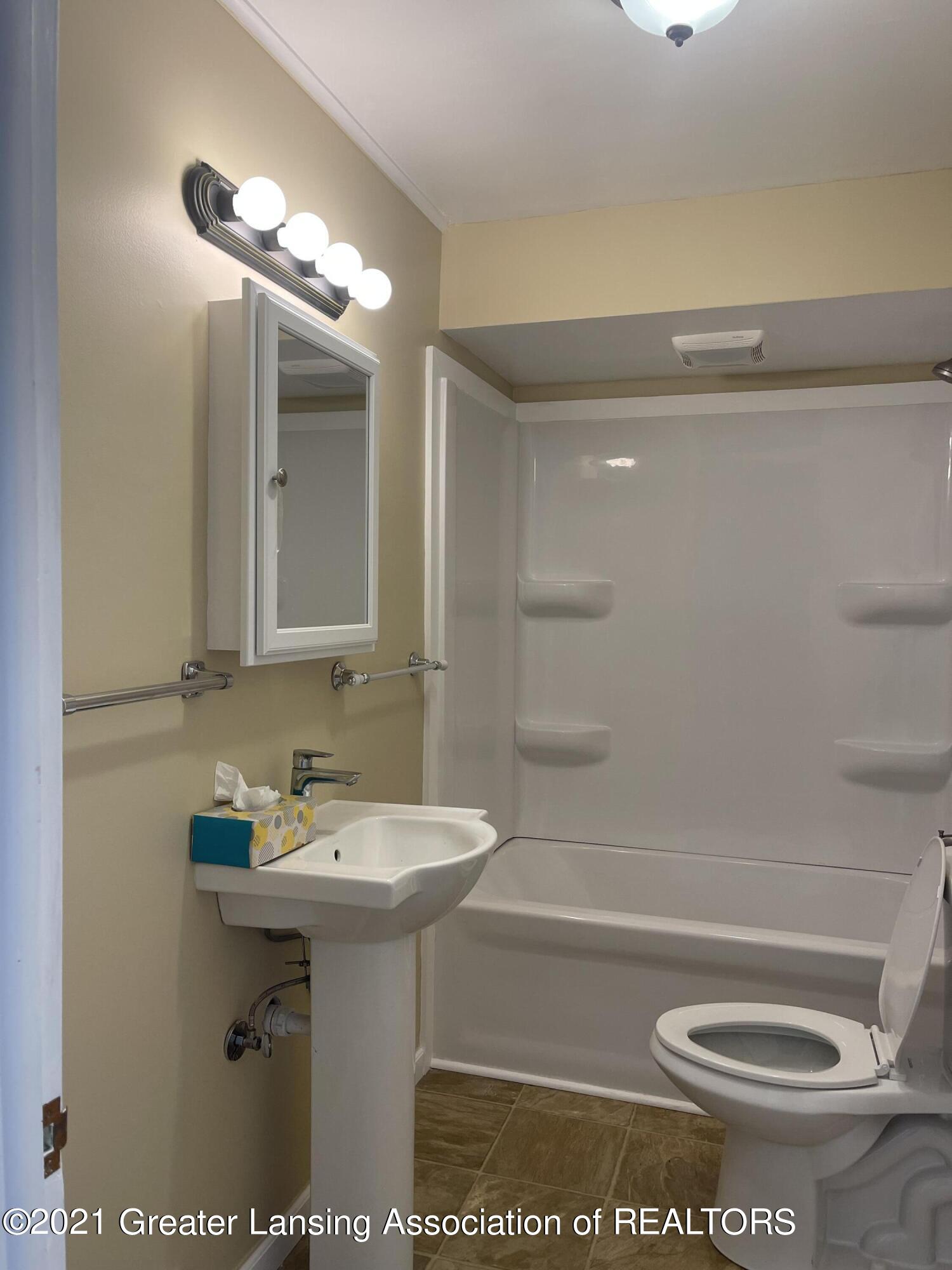 1253 East State Road Lansing, MI 48906 - Photo 12 of 32 IMG_6923