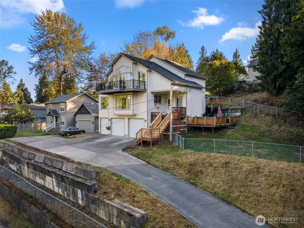a view of a house with a yard