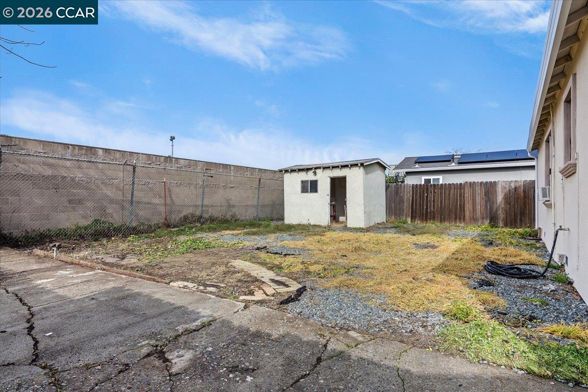 178 Army Street Pittsburg, CA 94565 - Photo 21 of 24 a backyard of a house