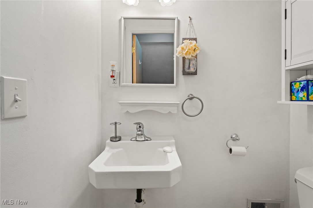 5232 East Farnhurst Road Cleveland, OH 44124 - Photo 14 of 28 Bathroom featuring sink and toilet