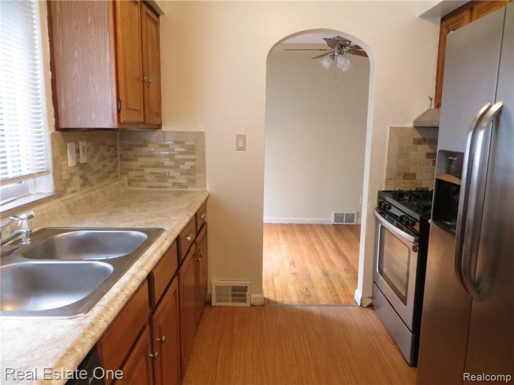 21322 Inkster Road Southfield, MI 48033 - Photo 5 of 24 Kitchen view to dining room/breakfast nook