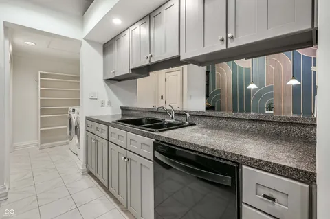 $330,000 | 430 North Park Avenue, Unit 201, Indianapolis, IN 46202