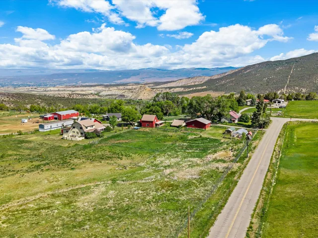 a view of a back yard