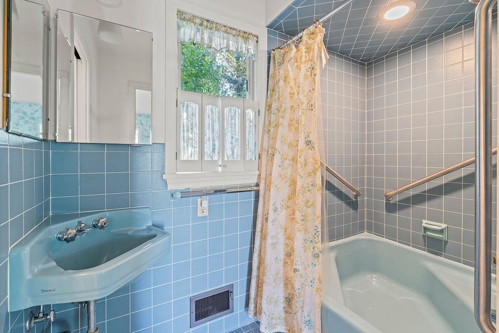 3723 Brookview Road Rockford, IL 61107 - Photo 21 of 44 a bathroom with a tub a sink and shower