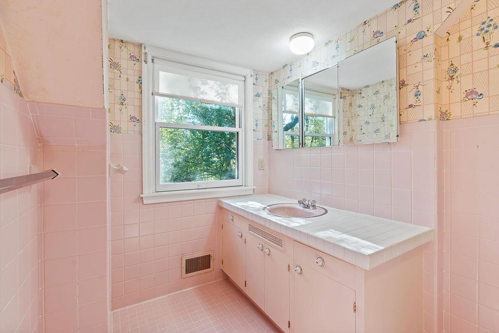 3723 Brookview Road Rockford, IL 61107 - Photo 26 of 44 a utility room with cabinets washer and dryer
