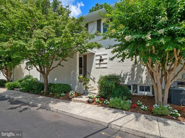 $4,100 | 5343 Pooks Hill Road, Unit 40353, Bethesda, MD 20814