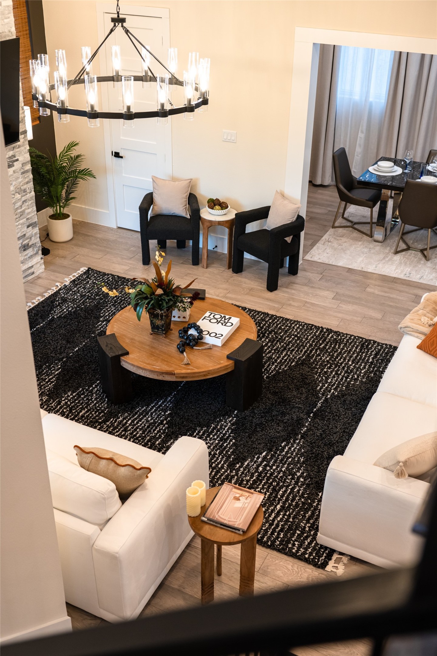 911 Thompson Street Houston, TX 77007 - Photo 6 of 50 a living room with furniture and a lamp