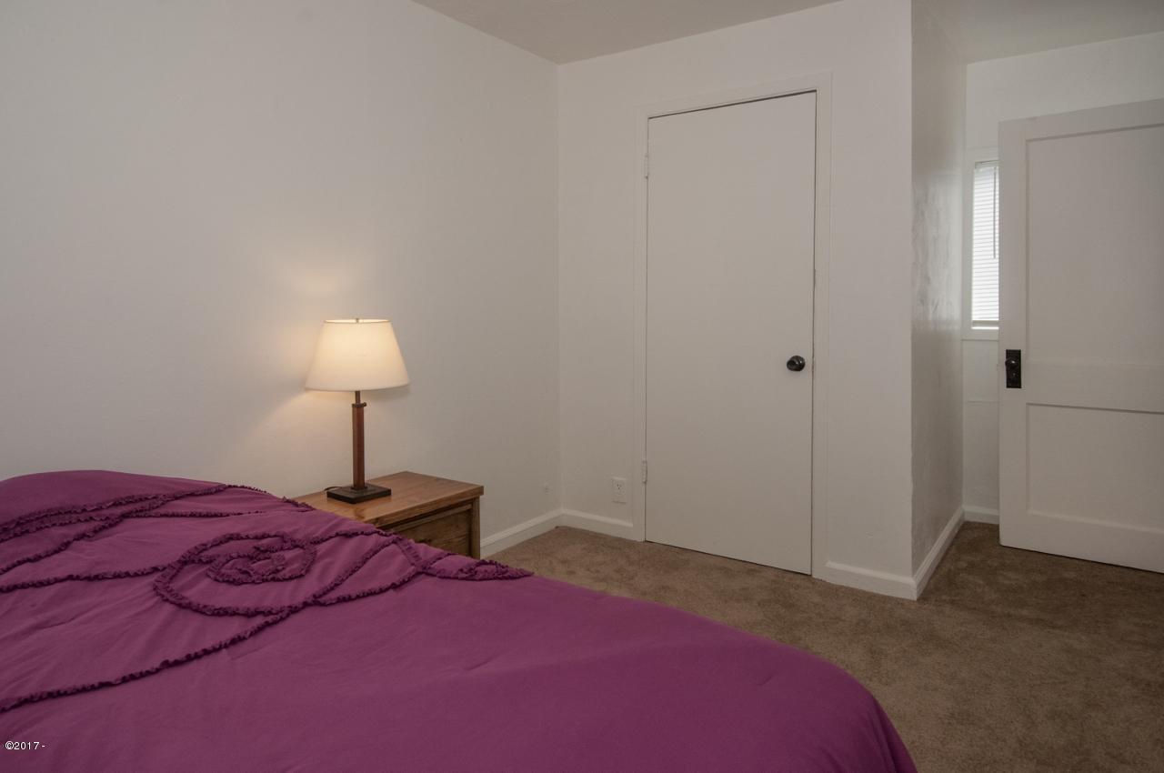 20 Graham Street Depoe Bay, OR 97341 - Photo 13 of 42 Unit 1 - View 10 (1280x850)