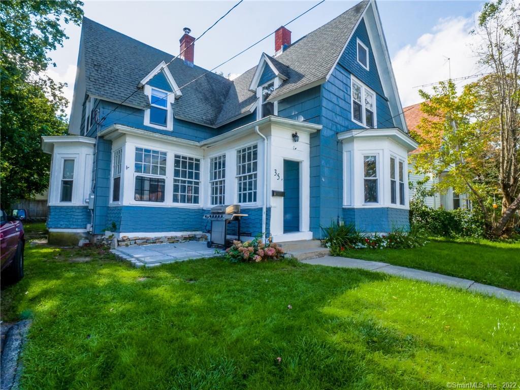 a view of an house with backyard and garden