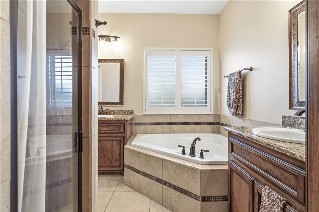 6934 Wooldridge Road, Unit K Corpus Christi, TX 78414 - Photo 16 of 20 a bathroom with a bathtub and a sink