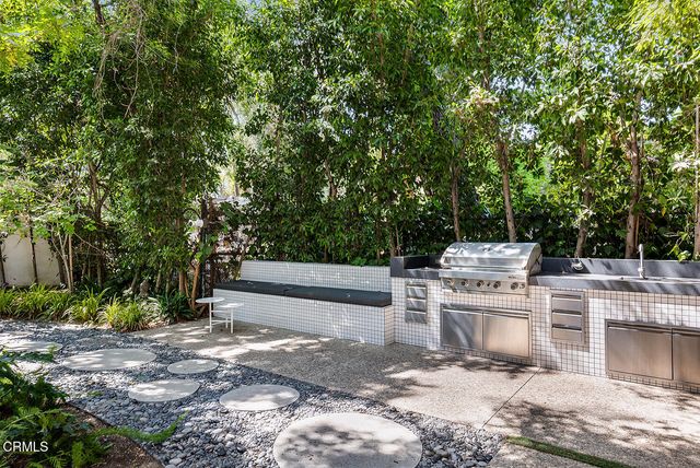 a view of an outdoor space