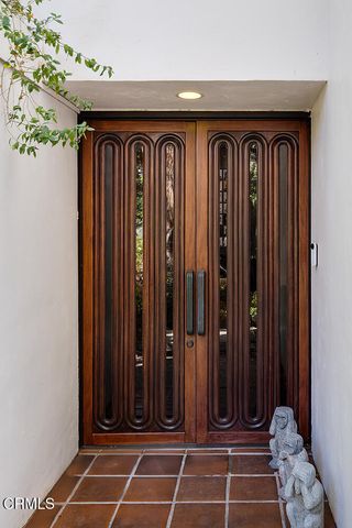 a view of front door with entryway