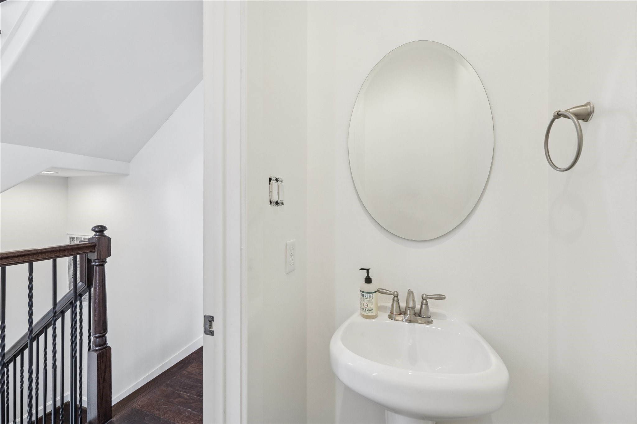 830 West 19th Street, Unit B Houston, TX 77008 - Photo 17 of 38 a bathroom with a sink and a mirror