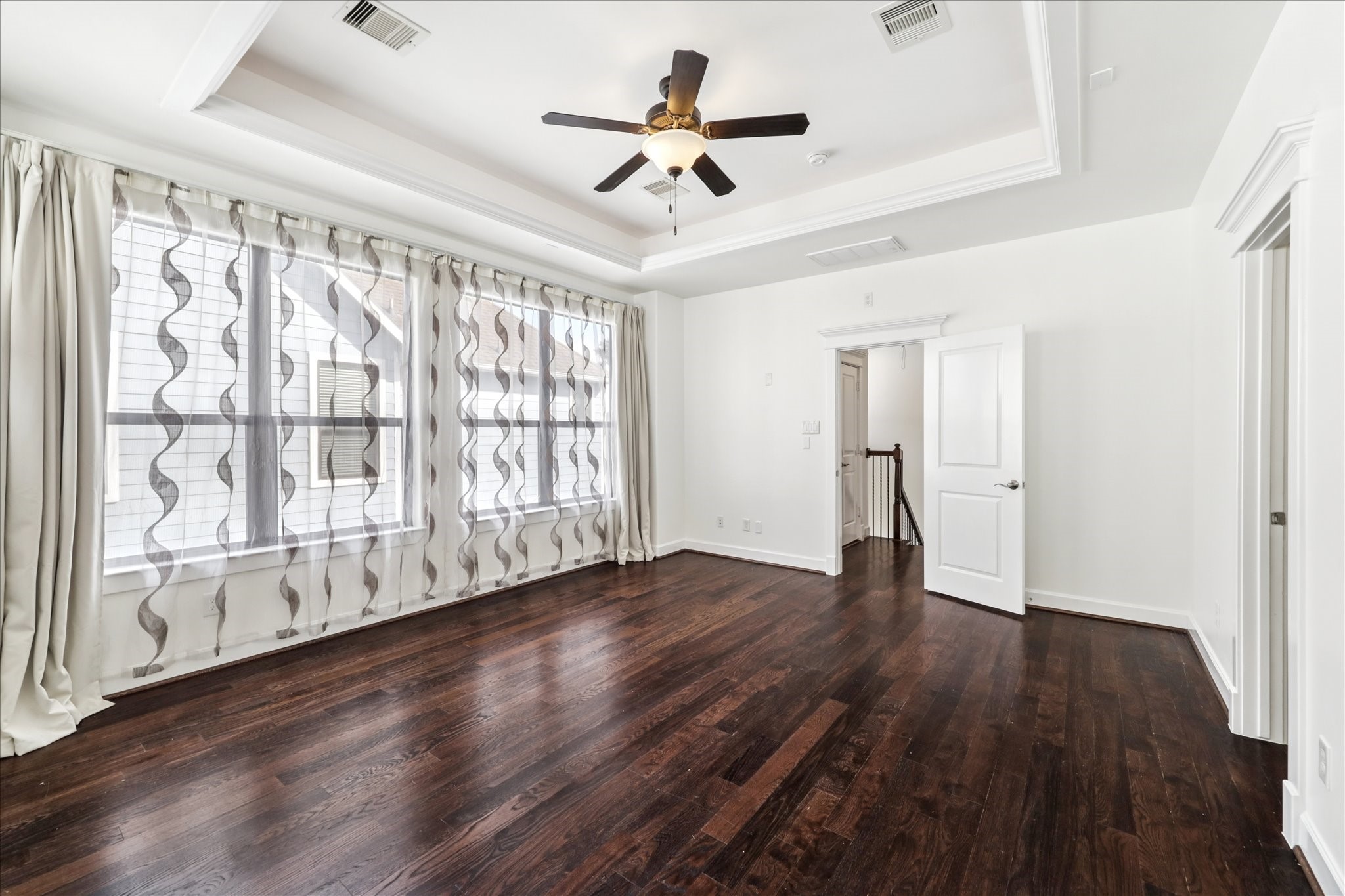 830 West 19th Street, Unit B Houston, TX 77008 - Photo 20 of 38 a view of an empty room with wooden floor and a window