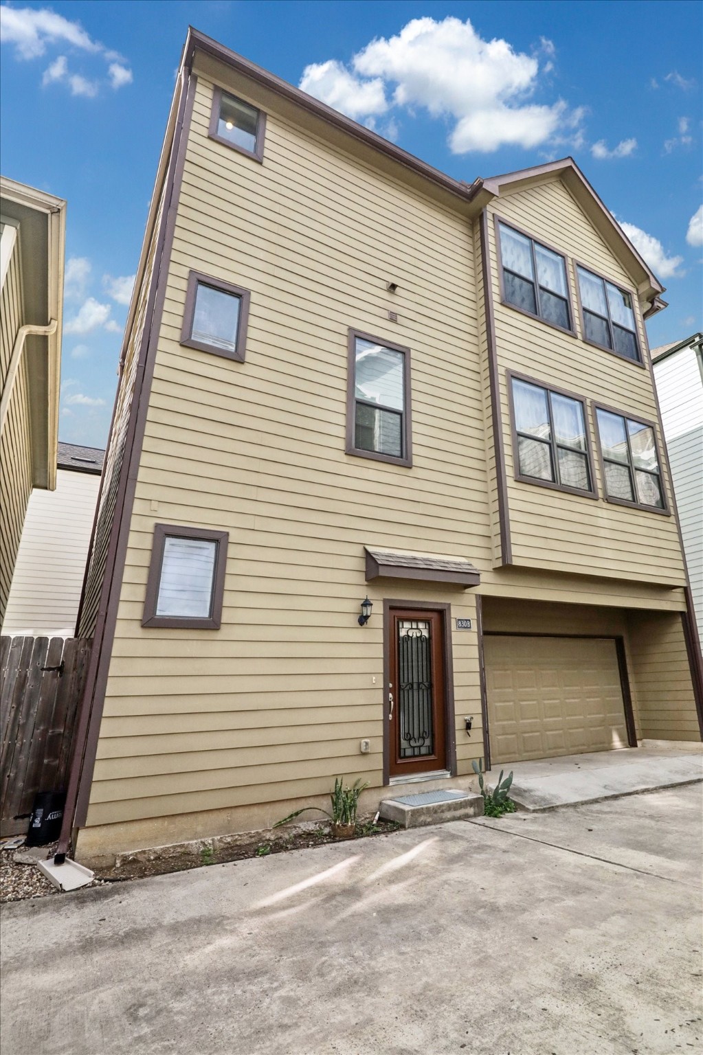 830 West 19th Street, Unit B Houston, TX 77008 - Photo 2 of 38 a front view of a house