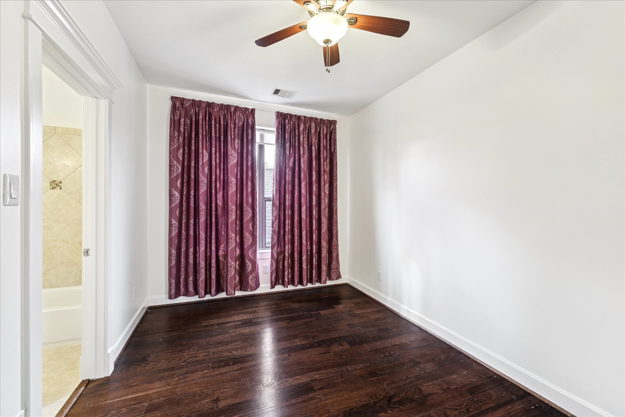 830 West 19th Street, Unit B Houston, TX 77008 - Photo 26 of 38 an empty room with wooden floor and windows