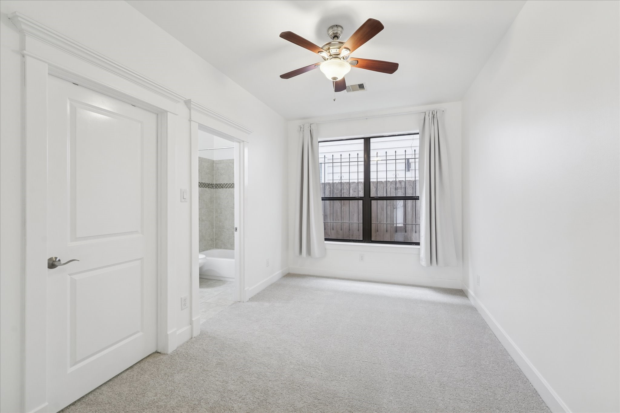 830 West 19th Street, Unit B Houston, TX 77008 - Photo 5 of 38 a view of an empty room with a window