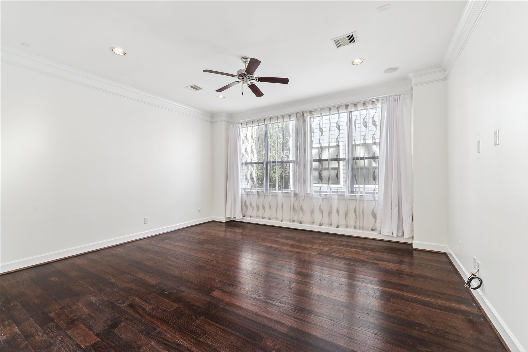 830 West 19th Street, Unit B Houston, TX 77008 - Photo 10 of 38 a view of an empty room with wooden floor and a window