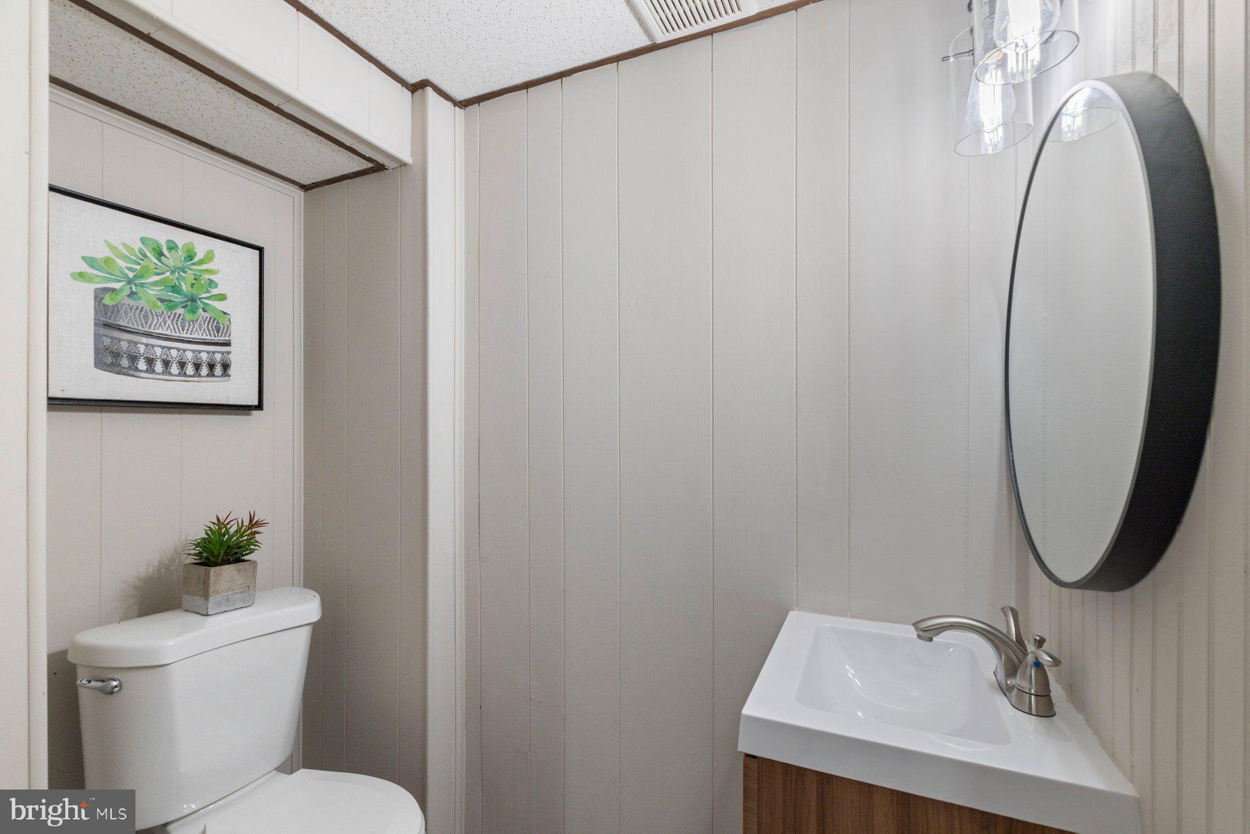 1659 Thetford Road Towson, MD 21286 - Photo 22 of 25 a bathroom with a toilet a sink and a mirror