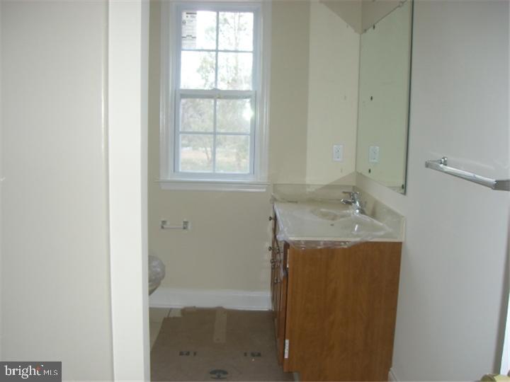 999 Oxford Road Lincoln University, PA 19352 - Photo 13 of 15 Bathroom
