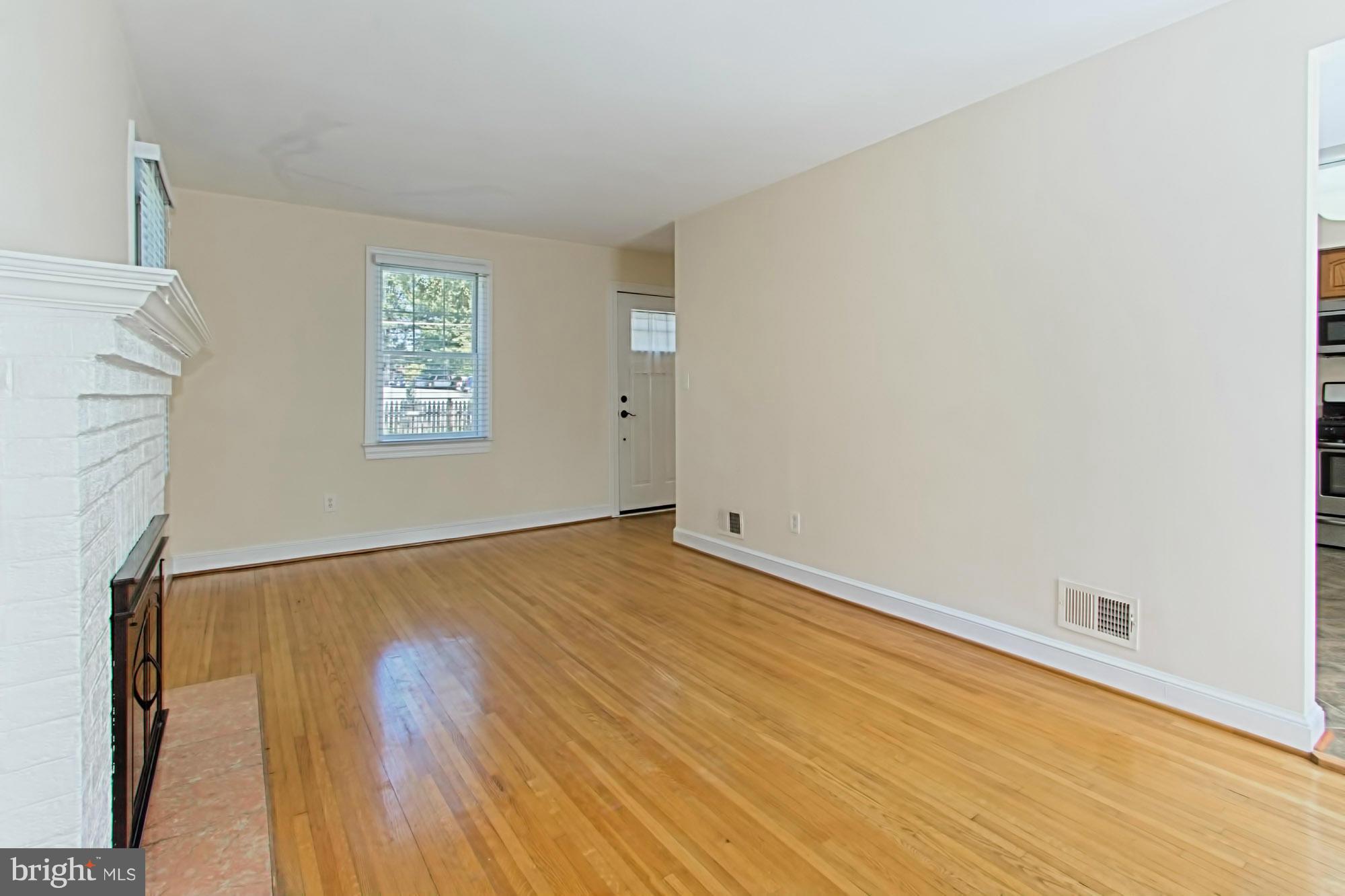 1909 Woodford Road Vienna, VA 22182 - Photo 11 of 30 Living Room