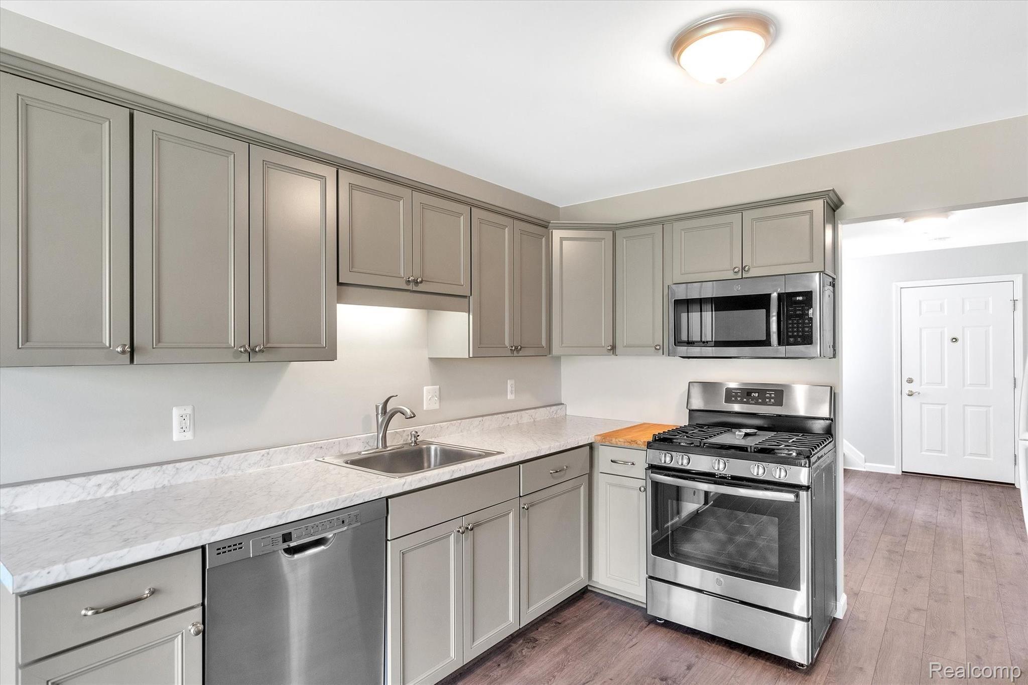 1177 Pine Ridge Court, Unit 135 Rochester, MI 48306 - Photo 13 of 41 13-1177-Pine-Ridge-Ct-WindowStill-Real-Estate-Photography-13.jpg