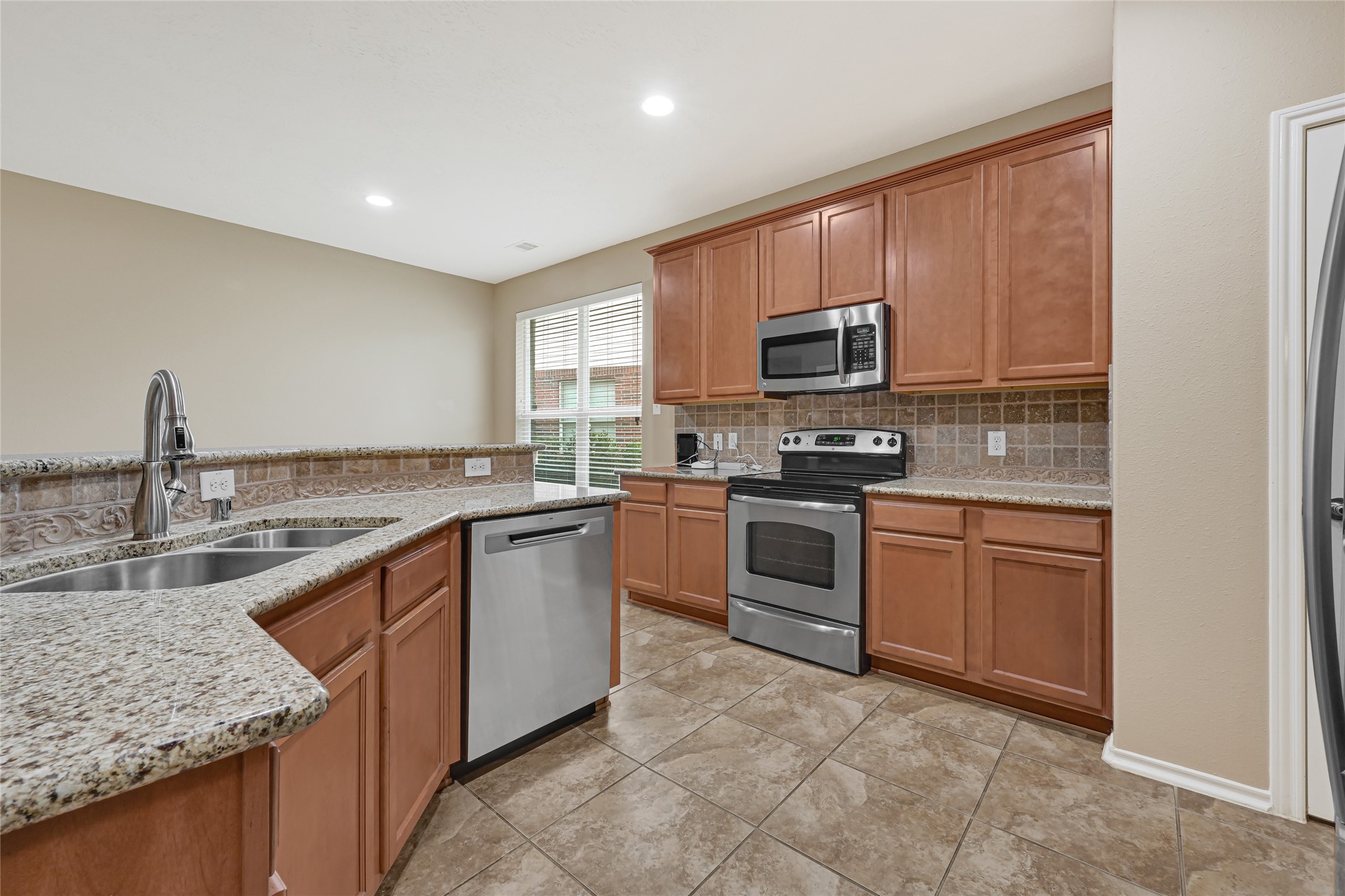 13610 Summer Spring Lane Rosharon, TX 77583 - Photo 10 of 25 Granite solid countertops!
