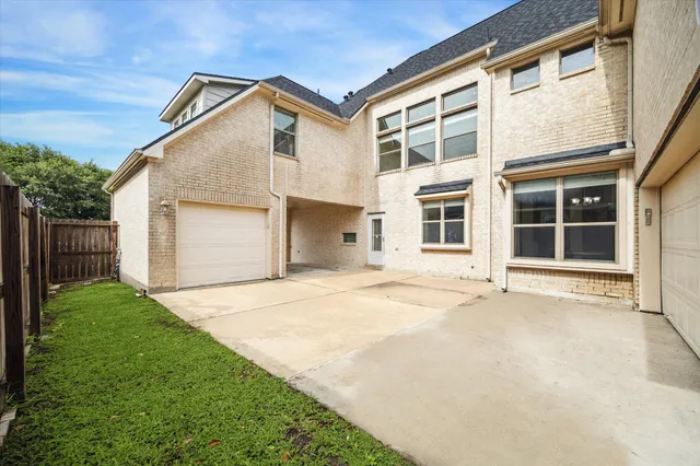 a view of a yard in front of a house