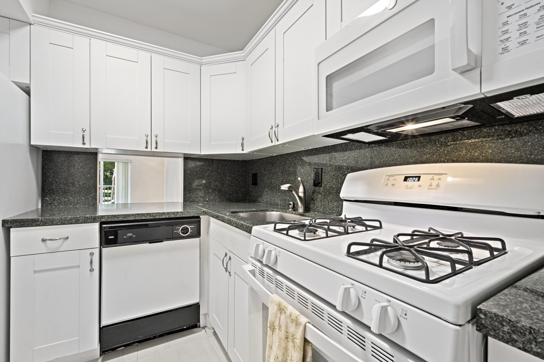 200 East Royal Palm Road, Unit 2110 Boca Raton, FL 33432 - Photo 11 of 36 Kitchen with Gas Range