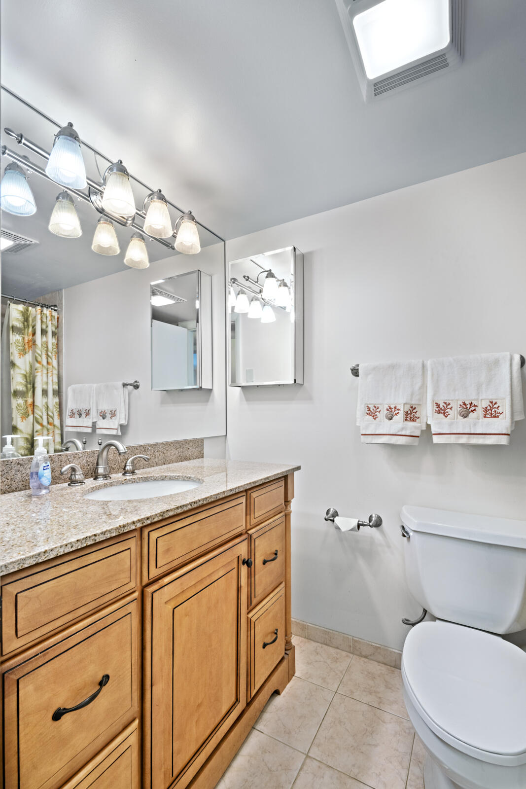 200 East Royal Palm Road, Unit 2110 Boca Raton, FL 33432 - Photo 22 of 36 Guest Bathroom with Tub