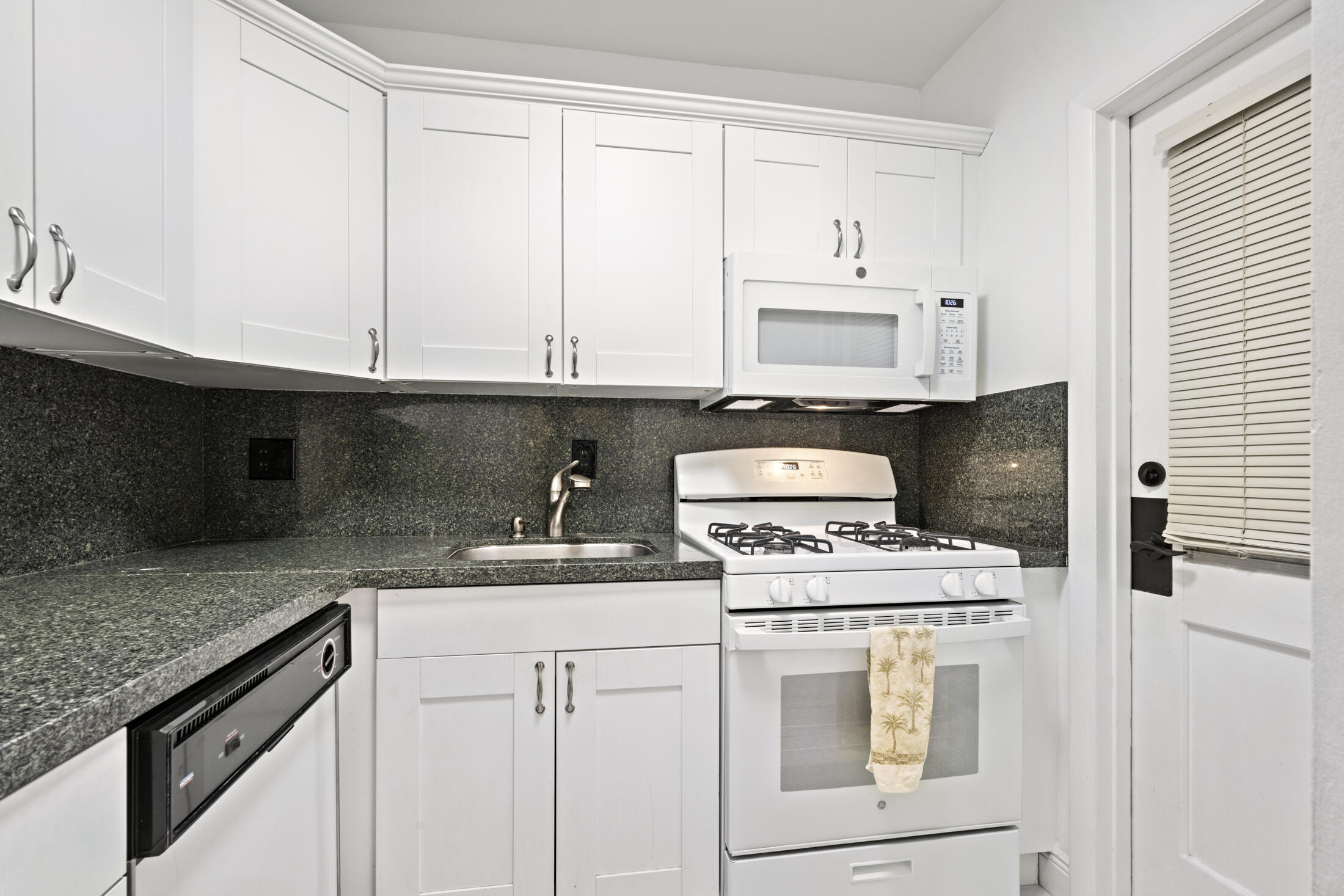 200 East Royal Palm Road, Unit 2110 Boca Raton, FL 33432 - Photo 10 of 36 Granite Kitchen