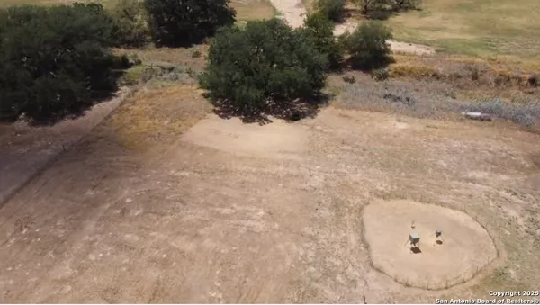 a view of a dry yard with a dry yard