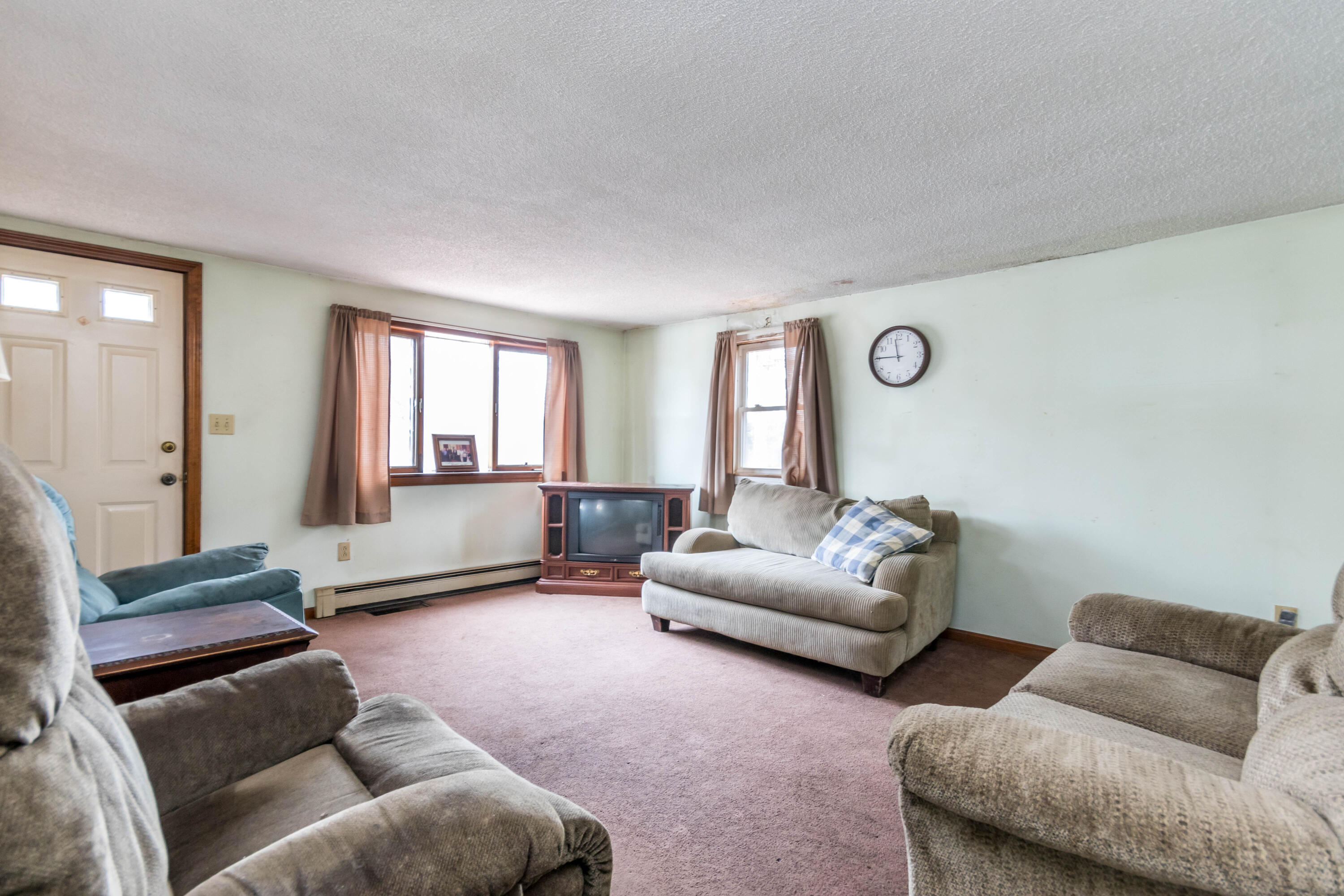 910 County Road West Wareham, MA 02576 - Photo 3 of 15 Living room