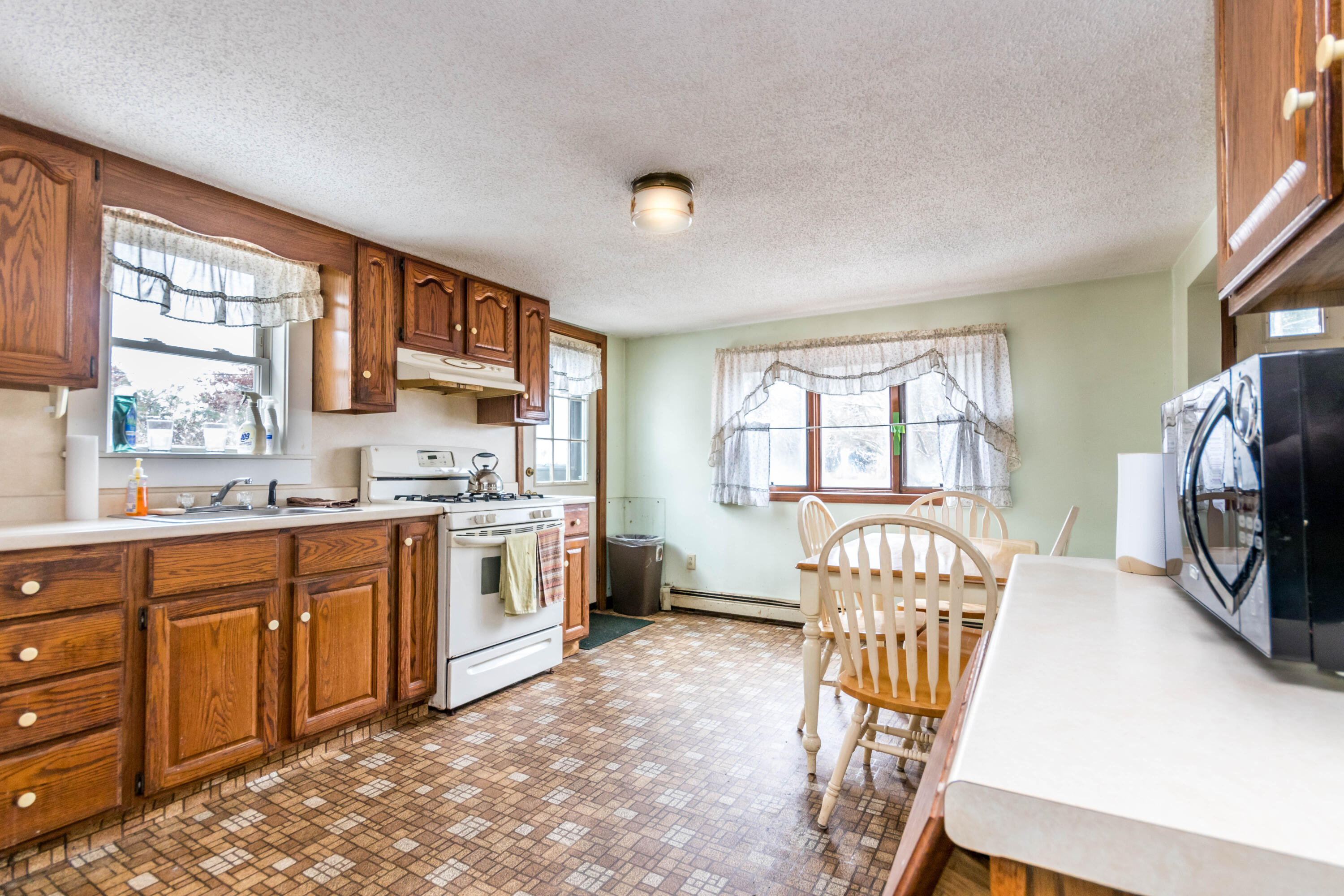 910 County Road West Wareham, MA 02576 - Photo 7 of 15 Spacious kitchen
