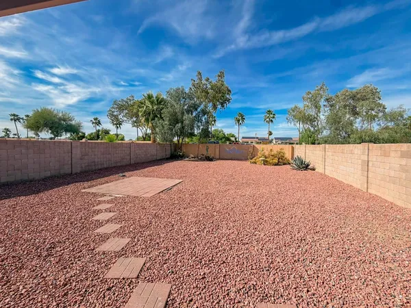 a view of a backyard