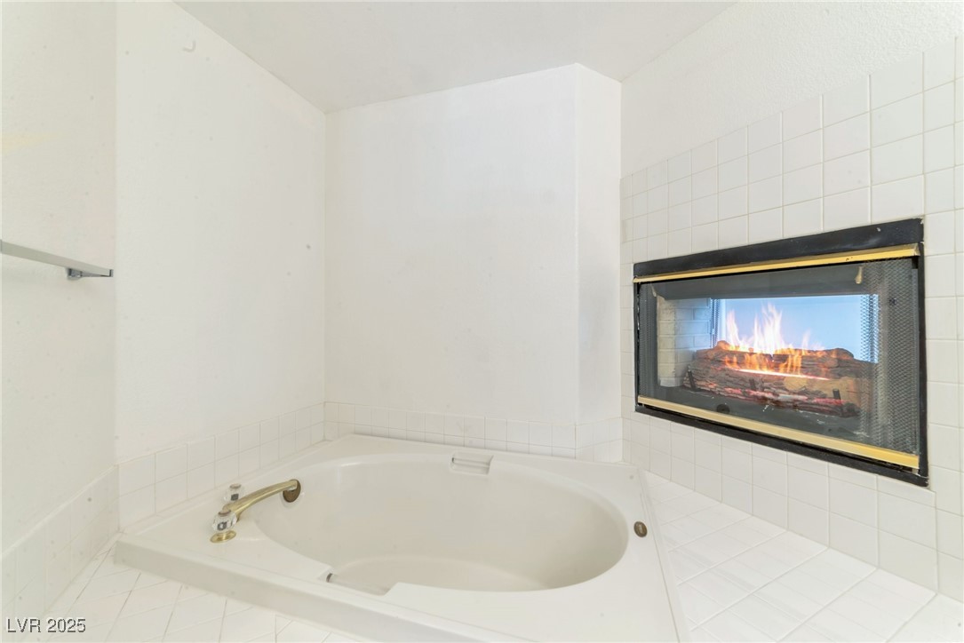 121 Golf Course Street Las Vegas, NV 89145 - Photo 15 of 15 Full bathroom featuring a bath