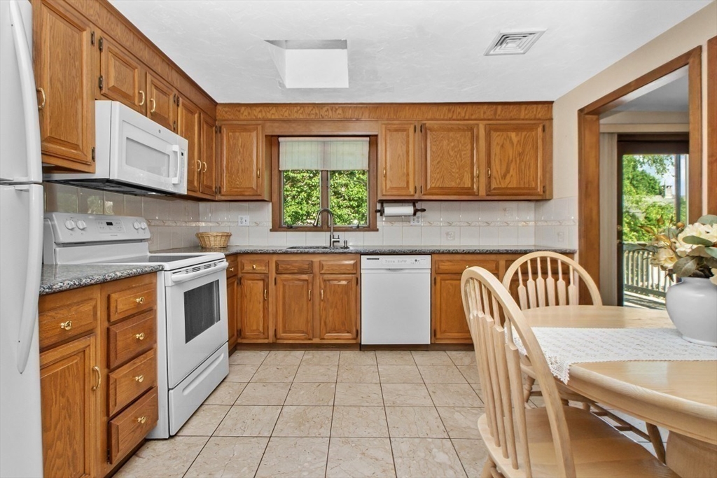 61 Canterbury Road Waltham, MA 02453 - Photo 10 of 30